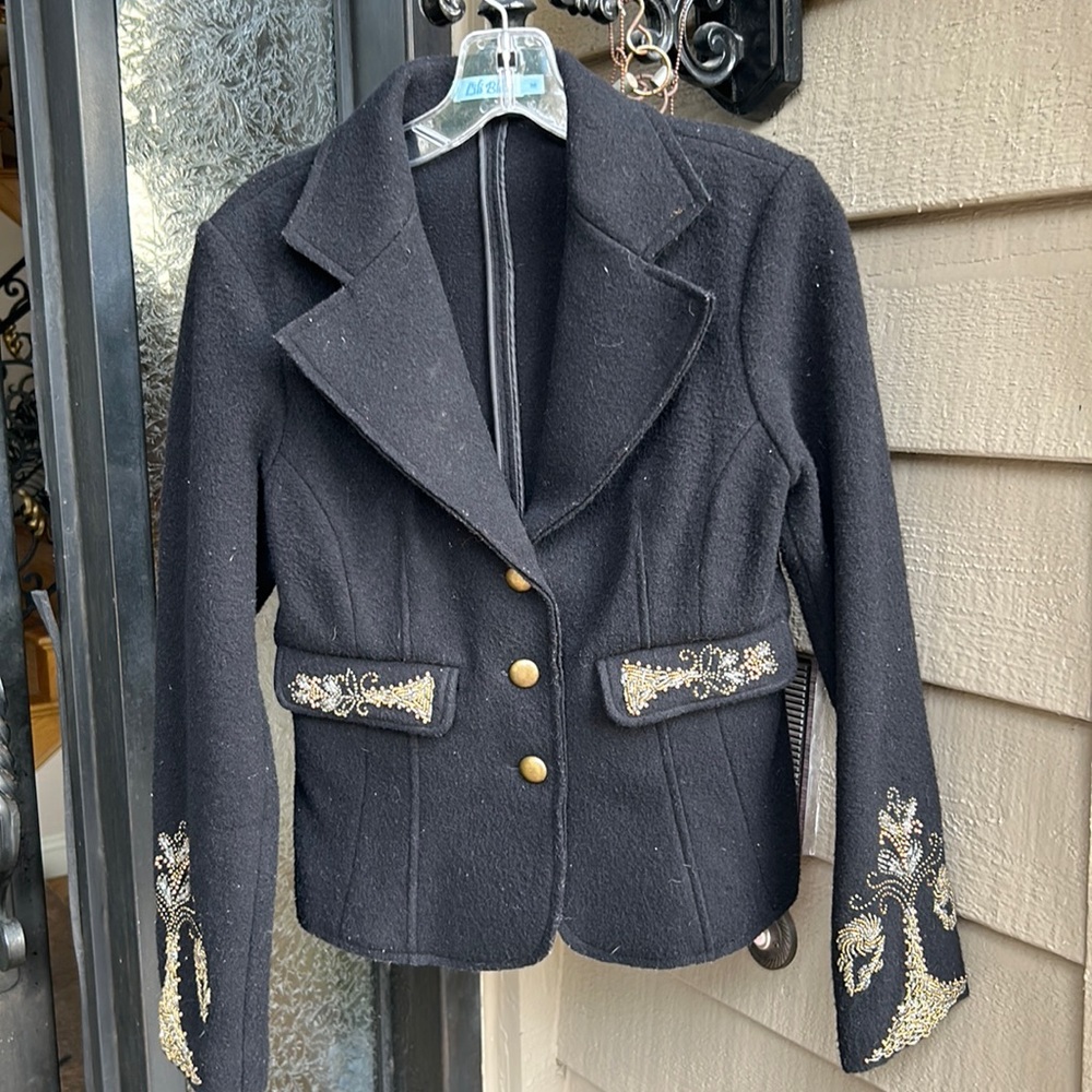 FR M it runs small %100 wool,wth handmade appliqué details jacket